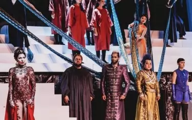  Постановката е реализирана по спектакъл на престижния Тиролски фестивал в Ерл.