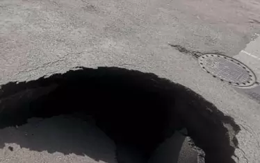 Огромна дупка зейна на основен столичен булевард
