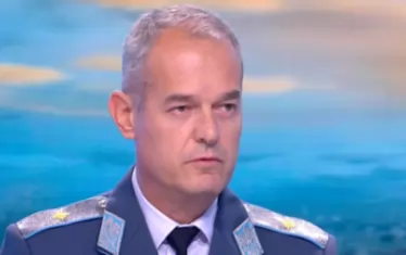 Близкият до Радев шеф на ВВС атакува депутат заради въпрос