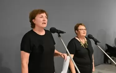 Изкуствоведът Мария Василева (вляво) и директорът на СГХГ Аделина Филева представят номинираните.