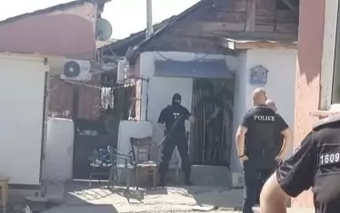 300 роми влязоха в схватка с камъни и стрелба в Асеновград