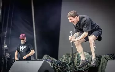 Английското пост-пънк дуо Sleaford Mods се включи подобаващо на основната сцена.
