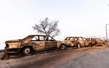 След силния вятър пламъците са обхванали 10 000 декара борова гора само за 4 часа, нанасяйки огромни щети на къщи и автомобили.