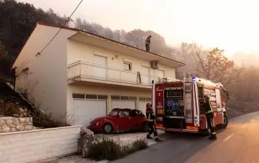 Повече от 300 пожарникари се бориха със стихията през нощта.