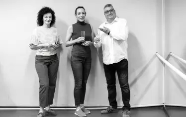 Актрисата (в центъра) с режисьора и сценографа Розина Макавеева на първа репетиция.