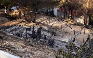 Огънят е избухнал край село Локва Рогозница и бързо се е разпространил към туристическия град Омиш
