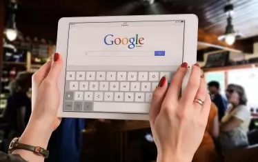 300 френски вестника възроптаха срещу изкуствения интелект на "Гугъл"