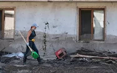  Гергана Петрова участва в разчистването на щетите от наводнението в Струмяни.