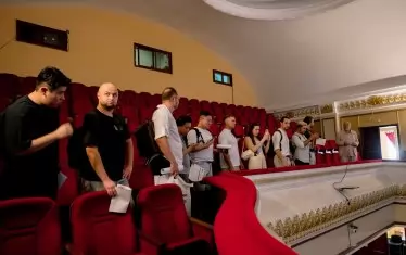 Участват млади тенори от шест страни.