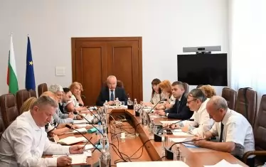  И представителите на правителството...