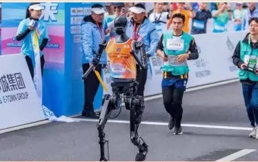На изложението в Пекин Роботът Tiangong Ultra счупи световния рекорд на Юсеин Болт,  като пробяга 100 метра с 19 стотни от секундата по-бързо от легендарния спринтьор. Китайското чудо подобри още един рекорд - на 400 метра бягане. 