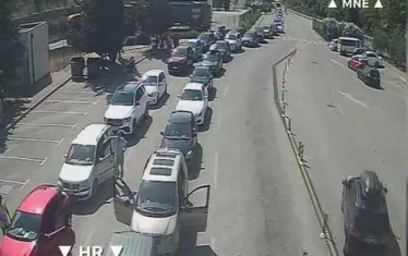 Над 20 км опашки се извиха на границата между Хърватия и Черна гора