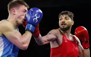 Рами Киуан нанася десен прав в носа на Матеуш Урбан на път към убедителната си победа, класирала го за 1/2-финалите на Евро 2026.