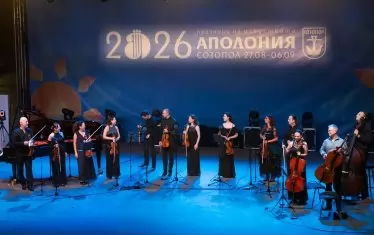  Светлин Русев музицира
