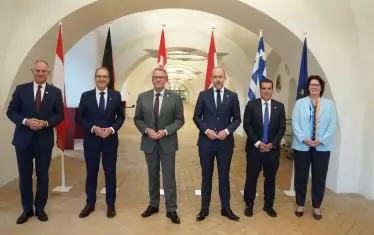 Пет държави от ЕС ще изпращат мигранти в центрове извън Европа