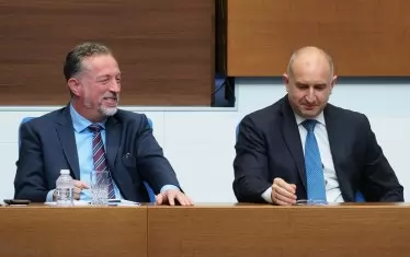 Правителството взе антинаграда за закриването на комисията по досиетата