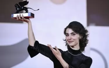  Иранската актриса Лала Марзбан с наградата за женска роля от съпътстващата програма "Хоризонти" на фестивала.