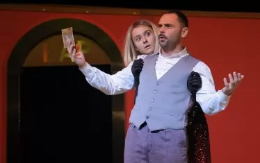  Стефан Милков като Генчо Гунчев и Нелли Таукчи