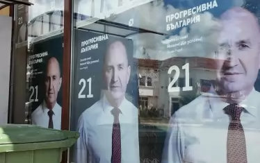 Кой кум, кой кмет... Радев овладява десетки общини без избори