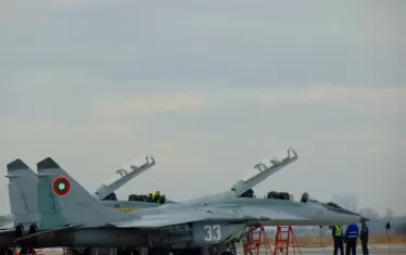 Властта вдига рязко парите на военни летци, парашутисти, сапьори