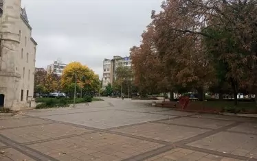  Делничен ден, обед - грам човек няма на площадчето до джамията.