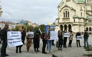 Десетина души с плакати също "приветстваха" главата на православието.