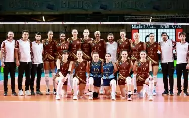 Съставът на "Туран" (Товуз) позира за отборна снимка в залата на "Младост" (Загреб), където надделя над хърватския шампион и си осигури среща с българския.