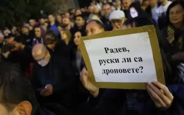 На антиправителствения протест търсеха обяснения от кабинета за произхода на дроновете ...