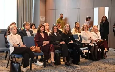 Социалният министър Наталия Ефремова (втората отляво надясно), зам.-министър Лилия Стоянович (до нея вдясно), изпълнителният директор на ИПИ Светла Костадинова (първата вляво) участваха във форума "50+: Новата възраст на успеха".