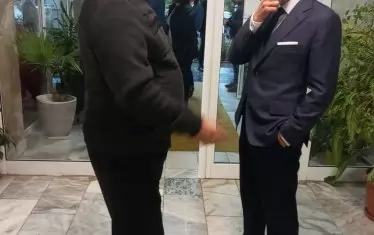  Гюров посреща симпатизант на входа.