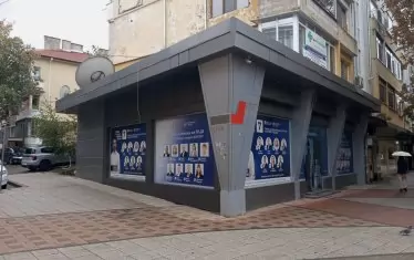 Офисът на ПП-ДБ на главната улица изглежда мастито насред оскъдния общоразградски декор.
