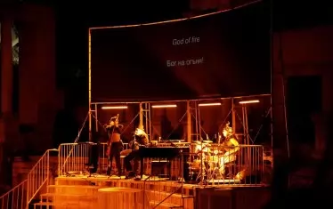 Музиката на група The Tiger Lillies е важна част от спектакъла. 