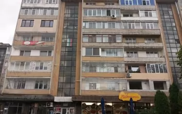 Жилищен блок в идеалния център на Разград, на самия централен площад.