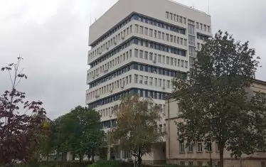 Една от малкото все някак поддържани сгради в Разград е на общината. Санирана е. Но вижте обраслото речно корито точно до нея!
