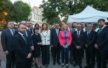 Тъмно с елементи на розово в дрескода на "Прогресивна България" - Варна