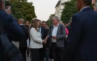  Оперният певец Гео Чобанов здрависва Йотова.