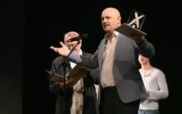  Директорът на Народния театър Васил Васлев с една от аградите за постановката.