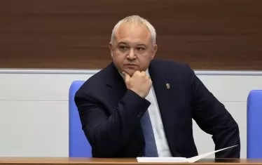 Иван Демерджиев мълчаливо изгледа парламентарната сцена.