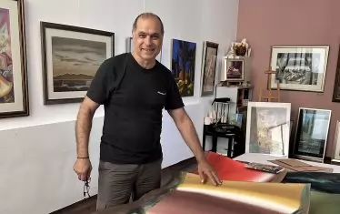  Художникът Андрей Янев вателието си.