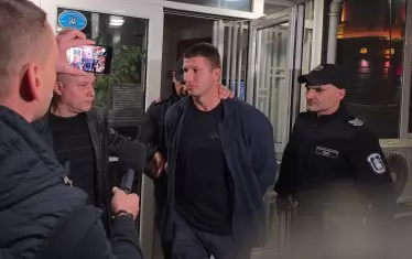 Поискан е постоянен арест за гарда, който удари журналистка