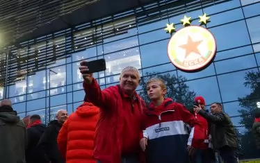 Различни поколения фенове се снимаха пред фасадата на новооткрития стадион.