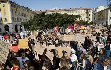 Макрон събра министрите заради протестите във Франция