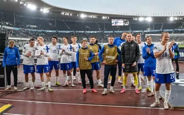 Финландските национали поздравяват феновете след победата с 2:1 над Албания в Хелзинки.