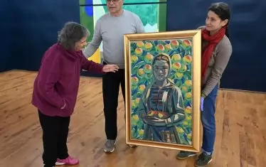 Картината е почти с ръста на баба Боянка.
