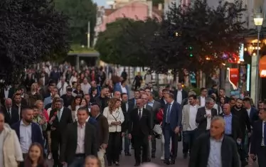 Процесията се носи от "Севастопол" към Юнашкия салон. До Йотова е варненският областен управител Марио Смърков.
