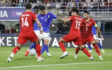 Джанлука Скамака (№11) шутира за първия гол на Италия при победата с 3:1 над Турция в Болоня.