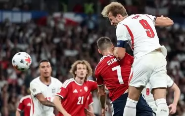 Капитанът на англичаните Хари Кейн (№9) се е извисил над всички и бележи втория си гол срещу Чехия в Лондон, с който оформи крайния резултат 3:0. Тази вечер Кейн изравни рекорда на легендарния вратар Питър Шилтън по брой мачове за националния тим на Англия - 125.