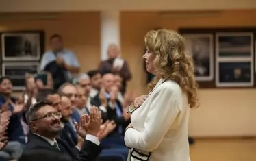  Кандидатът за вице аплодира кандидатката за президент