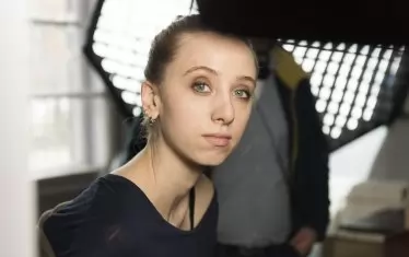  Подобно на Виола Каравелова, и Надя има синьо-виолетови очи.
