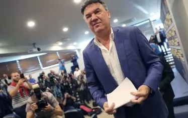  Михайлов демонстрира непукизъм след пресконференцията си на 18 октомври 2019 г., когато обяви мотивите за оставката си. Дали пък това намигване още тогава не е означавало I`ll be back?